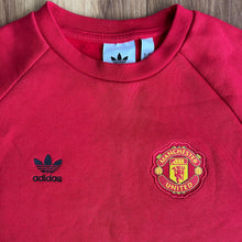 Manchester United Essentials Trefoil Crew Sweatshirt - S