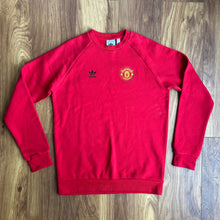 Manchester United Essentials Trefoil Crew Sweatshirt - S