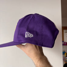 Los Angeles Lakers New Era 9FIFTY Patch Snapback Cap – Purple S/M – side New Era logo
