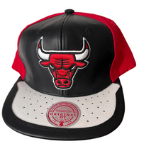 Mitchell & Ness Chicago Bulls Day One snapback cap in black, red and white – front Bulls logo